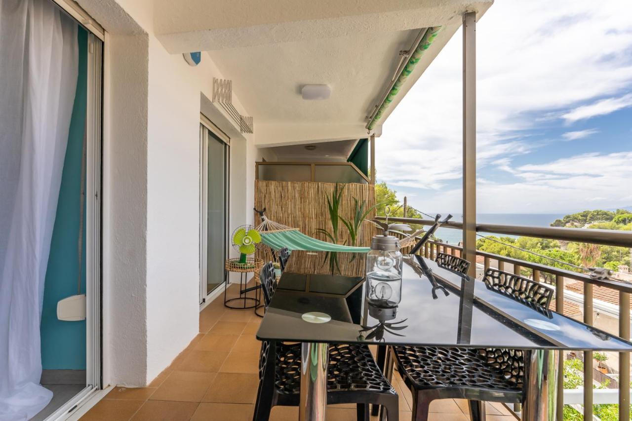 Beach Front Retro Hideaway In Салоу Экстерьер фото