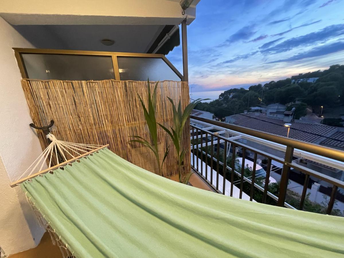 Beach Front Retro Hideaway In Салоу Экстерьер фото